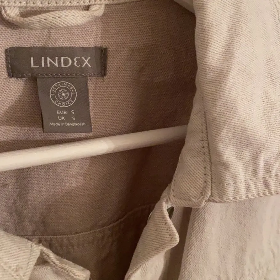 En jeansjacka köpt från Lindex i strl s. Passformen är toppen. Går att ta bort bandet runt midjan. Mycket fint skcik och använd ett fåtal gånger. In och kolla min profil Paketpris går att fixa. Köparen står för frakten🌸 . Jackor.