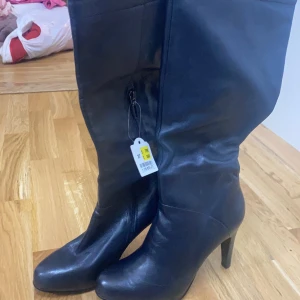 Svarta klackskor - Svarta klackskorna i storlek 37. Helt oanvända, köpta för 899kr och säljer för 600kr+frakt