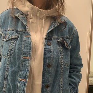 Jeansjacka - Jeansjacka från pull&bear, varken sönder eller sliten. Betalningen sker via swish:)