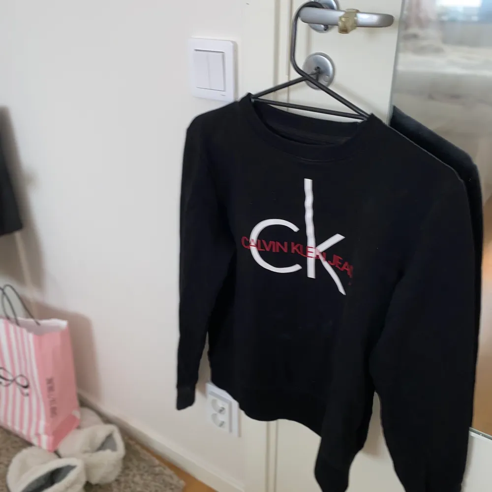 Svart Calvin Klein tröja i storlek S 💗. Tröjor & Koftor.