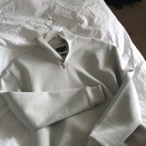 Vit/grå Sweatshirt med dragkedja - Aldrig använd. Köpt för 320kr, säljer för 180! Köparen står för frakt! 