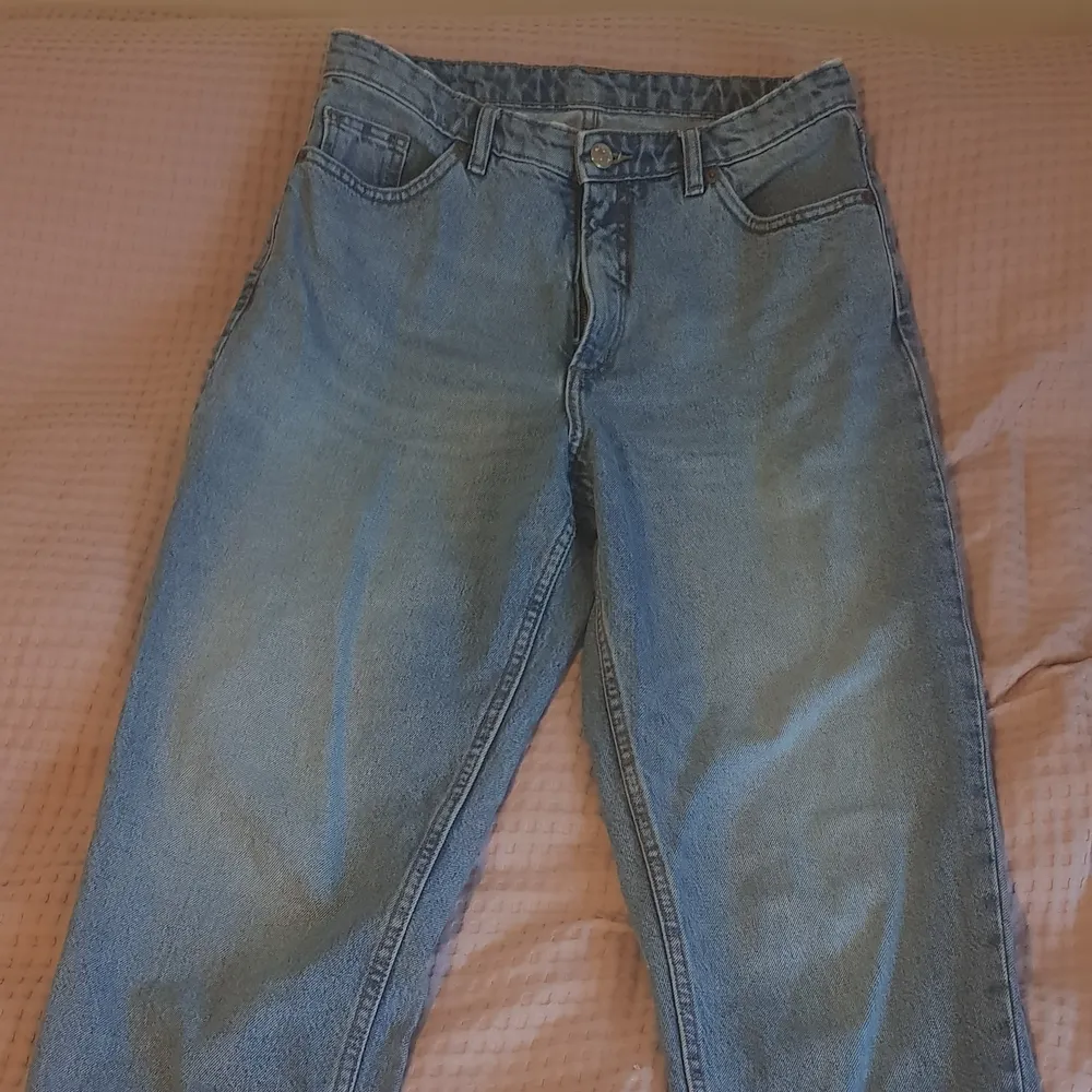 Jeans från monki i modellen Taiki (high waist, balloon leg) , storlek 29. Säljer för att de inte kommer till användning längre, jättefin kvalité. Säljer för 130kr men priset kan alltid diskuteras! Frakt på 66kr tillkommer💓. Jeans & Byxor.