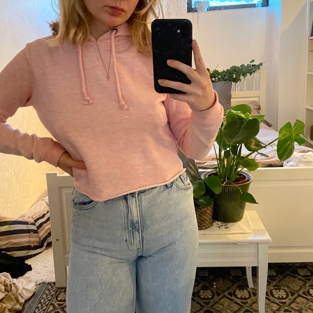 säljer en rosa croppad hoodie från BIKBOK i storlek XS 💕. Hoodies.