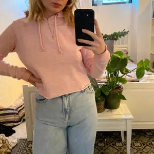 säljer en rosa croppad hoodie från BIKBOK i storlek XS 💕