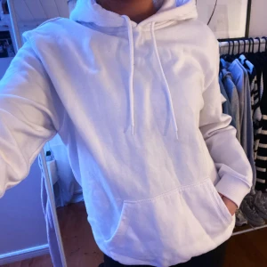 Vit hoodie - Säljer denna vita hoodie ifrån Bik Bok eftersom jag har två likadana 😝😝 väldigt skön och mysig, jag har i storlek M så att den ska vara lite oversized!! Hör av dig vid funderingar eller intresse 🤩 