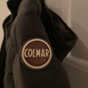 Colmar jacka - Sjukt snygg jacka från Colmar! Använd men absolut inte sliten, svart med grå insida i storlek 38. Nypris ca 5000 kr och inga deffekter förutom ett pyttelitet hål på nedre ryggen (tredje bilden)