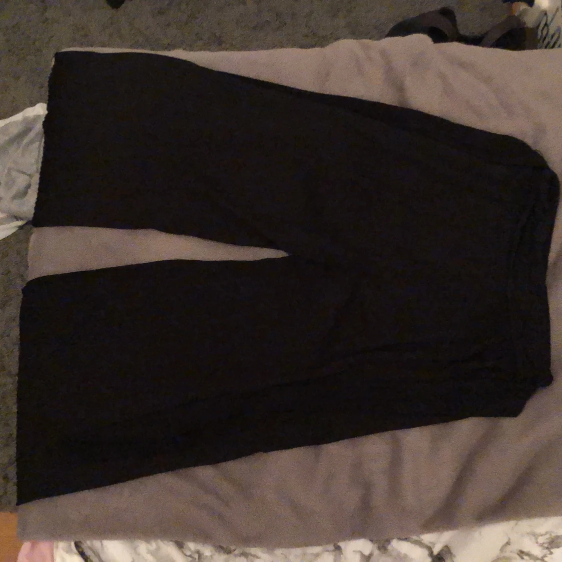 Svarta stora och tunna byxor - 90