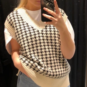 Väst från zara - Väst från zara endast använt 2 gånger så i ny skick💗