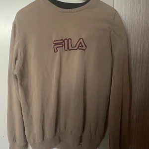 Fila sweater - Fett skön vintage fila sweater. Sitter snyggt oversized och har varit en favorit länge. Har två små hål men inget märkbart!