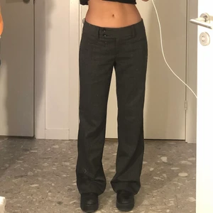 Kostymbyxor  - Perfekta kostymbyxorna från s.Oliver.                                                                        🤎bra skick.                                                                    🤎fraktar spårbart 66kr eller möts upp i Stockholm.  🤎jag är 163cm men på mig är dem väldigt långa.     Köp direkt: 500kr+frakt