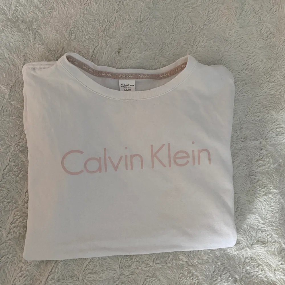 En Calvin Klein tröja med tryck, nytt skick. Säljer pågrund av att den aldrig kommer till användning. Säljer för 150+frakt🤍. Tröjor & Koftor.