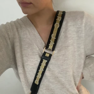 Marc Jacobs strap  - Marc Jacobs axelremsband (strap) i svart & guld, fint skick! OBS väskan är inte Marc Jacobs 