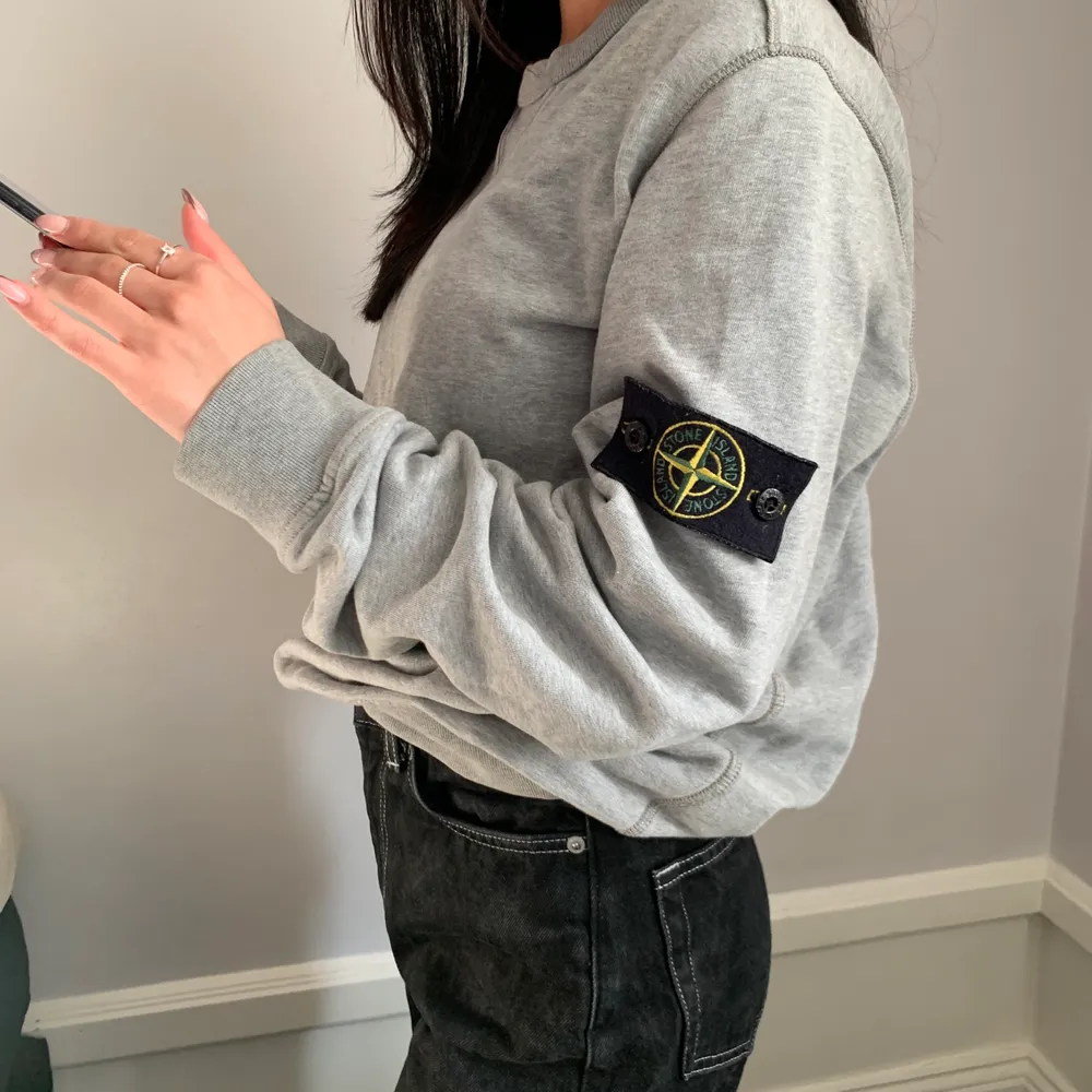 Säljer denna äkta Stone Island hoodie! :D det är herrmodell, storlek S, passar M också, beror på hur man vill att den ska sitta :). Tröjor & Koftor.