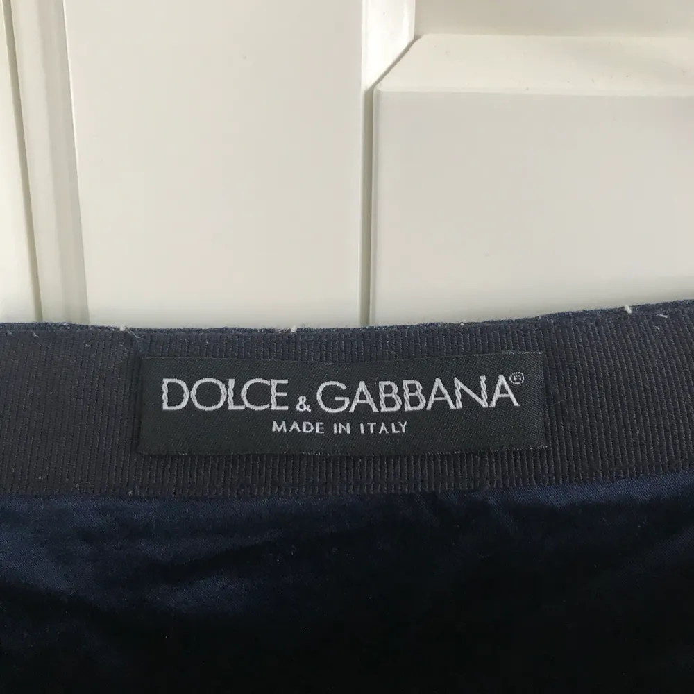 En lågmidjad minikjol från dolce & gabbana. Jeans kjol med vita ränder. Den är i storlek 38 men i och med att kjolen är lågmidjad skulle jag säga att den passar en 34-36. . Kjolar.