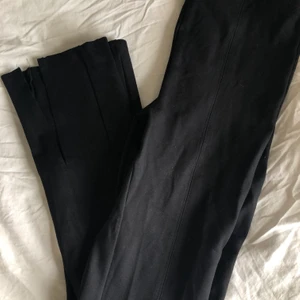 Byxor med slits  - Köpta här på plick men för stora:( storlek M men passar även en större S. Kom med bud 