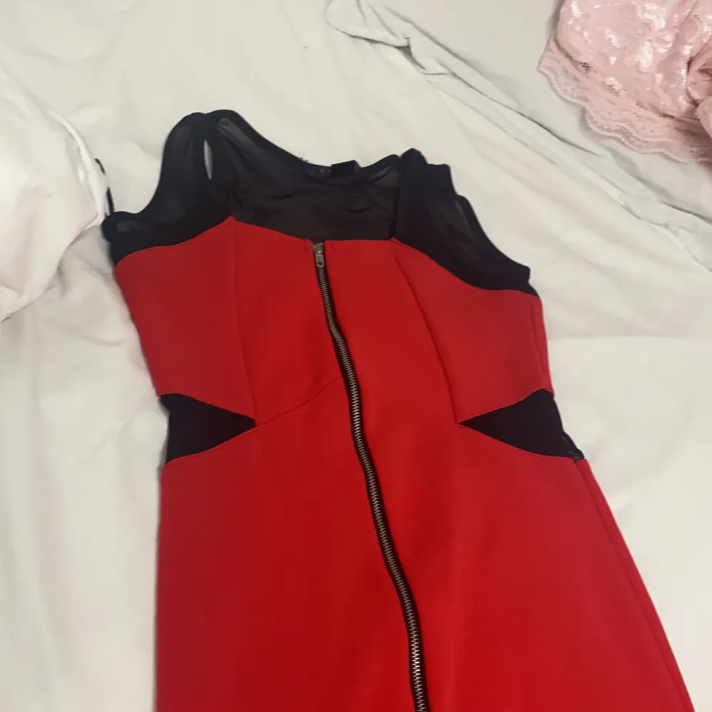 Röd och svart klänning i storlek 34. Säljer för 50kr+frakt🥰. Klänningar.