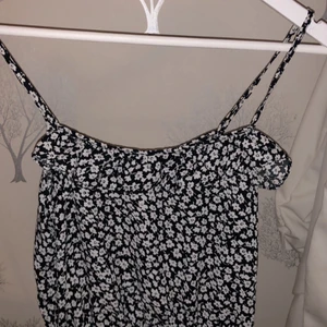 Linne - Gulligt linne från Bikbok, köpt för många år sedan. Aldrig använd! Frakten är gratis!🙂