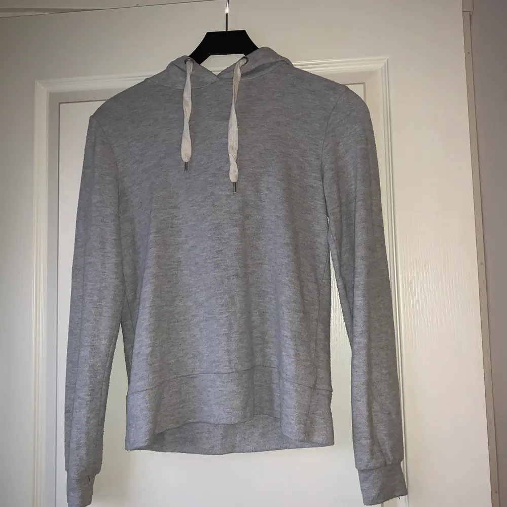 En grå tunn hoodie från Gina tricot. Skönt mjukt material! . Hoodies.