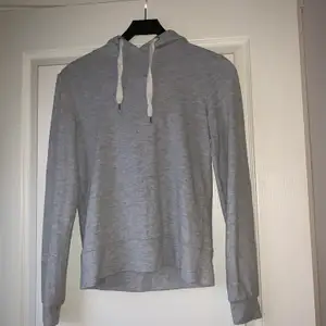 En grå tunn hoodie från Gina tricot. Skönt mjukt material! 
