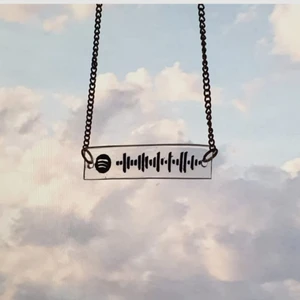 Smycken med Spotify QR-kod - Jag säljer halsband, armband, örhängen och nyckelringar med personliga Spotify QR-koder gjorda av 100% återvunnen plast! Skicka ett meddelande för  att beställa