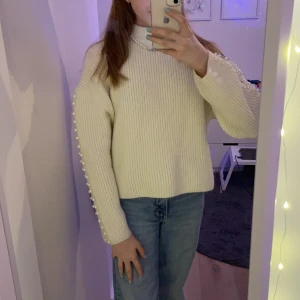 Stickad tröja vit - Vit stickad tröja från H&M jag är inte så mycket för stickat men säljer den för någon annan ksk tycker om den.😊