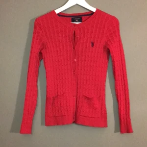 U.S POLO ASSN. - U.S POLO, köpt i New York, röd kofta, bra kvalitet, använd sparsamt. Köpare står för frakt.