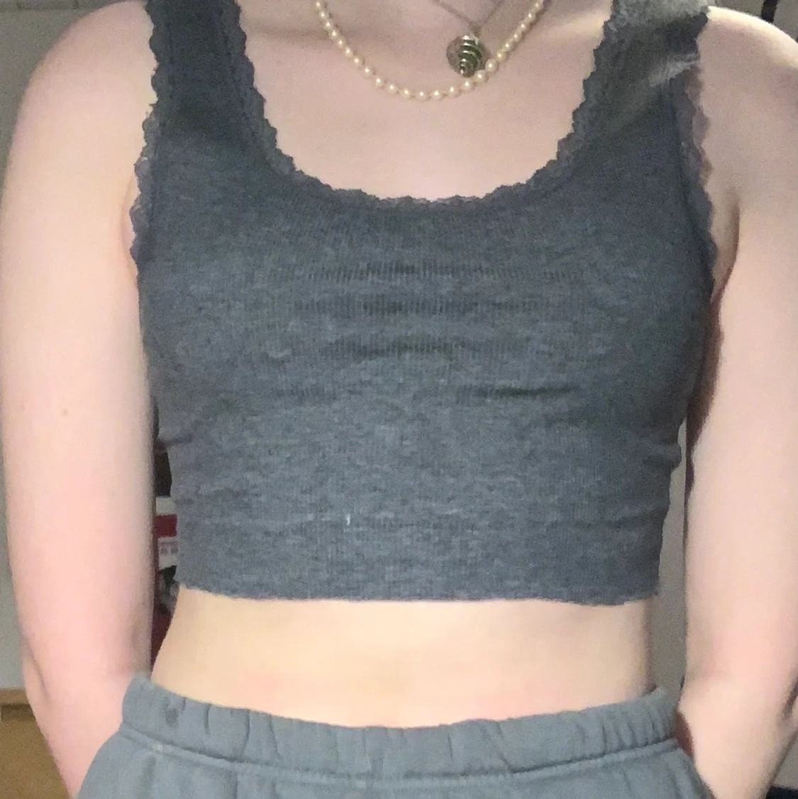 grå croptop