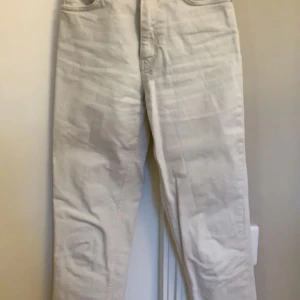 Beiga snygga jeans  - Ett par beiga jeans från mango som tyvärr inte kommer till användning då jag råkade köpa 2 st nästan lika dana 