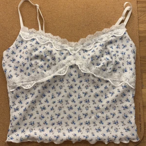 Sött Linne!💕✨ - Ett jättegulligt linne som är helt nytt i strl xs, fick det i posten idag och det var tyvärr för stort för mig!💕 Skriv till mig om ni är intresserade eller vill veta något mer om måtten! Kan skicka fler bilder☺️💕 Många intresserade så budgivning i kommentarerna!💕 Högsta Bud:80 kr💕