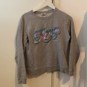 Kenzo sweatshirt  - Kenzo sweatshirt med fin brodyr. Storlek M. Brodyren har gått upp lite (bild 3)