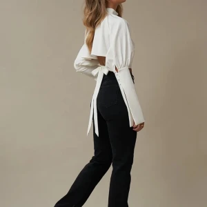 Svarta jeans med slits - Säljer dessa byxor från hanna schönbergs kollektion med nakd, skriv privat för mer bilder!