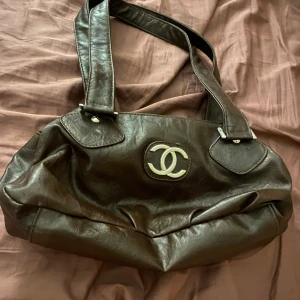 Brun Chanel Väska 🧋 - Inte äkta vad jag tror men ändå as cool. 2000-tal stil☺️
