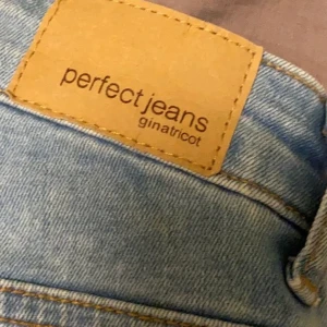 Bootcut jeans från fina tricot - Lägger ut igen då många missuppfattade priset❤️ stretchiga jeans med fin blå färg och utsvängning längst ner 🥰 storlek 34/S men passar 32/XS och möjligen 36/M 👍 köpta för 600 och använda ca 2 ggr så i bra skick 🤩