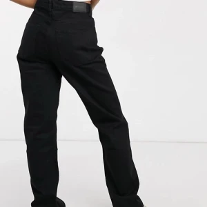 WEEKDAY Voyage  - Svarta jeans från weekday i rak modell, orginalpris 400kr. Knappt använda då jag har ett par nästan lika från monki. Är 166cm och för mig är de lite korta (ligger inte på skon) så skulle rekomendera till nån som är <163 för den looken.