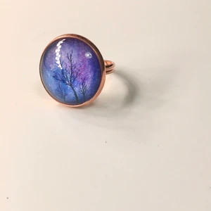 Roséring med akvarellmotiv under glas - 🌌Ring med akvarellmotiv🌌(roséguld, reglerbar) skriv vilket motiv du vill ha av de som finns på andra bilden✨ Har fler, se mina andra annonser💞 15 kr frakt hur mkt du än köper🥰