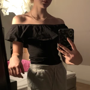 Söt topp - Söt topp från Gina Tricot. Volanger som går att ha som på bilden eller över axlarna. 