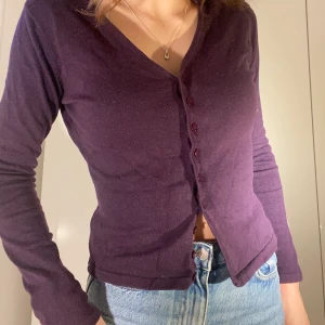 Lila kofta - Lila kofta köpt på secondhand. Fin som den är eller med tex ett linne under.