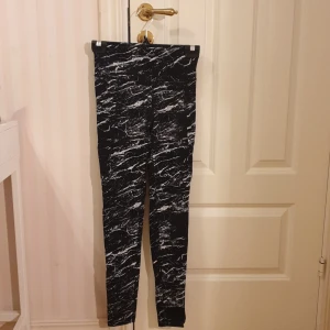 Svart/vita tight - Högmidjade tights från Cubus. Reflexer över rumpan och på vaderna. Säljer då dem blivit försmå ❣