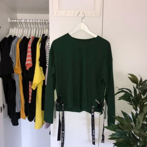  - Oanvänd jättefin långärmad tröja från Bershka i storleken L med fin snörnings detalj på sidorna!💫 Köparen står för frakt. OBS endast Swish betalning🌻