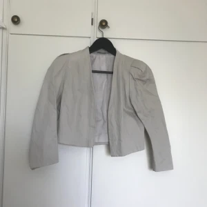  - En kavaj från tiger of Sweden , i helt nytt skick endast använd på ett bröllop. Med lite puff över axlarna 