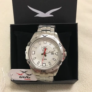  - NYTT!! Student Present Födelsedag en klockan med box  Säljer en GUL klockan av märket GUL. Klockor Nypris 1800kr  Accepterar avhämtning eller så skickas den med postnord eller schenker spårbar frakt.