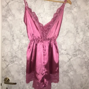  - Jumpsuit i glansigt material. Köpt på Zaful, säljer pågrund av fel storlek. Endast testad, aldrig använd. Skriv för fler bilder. Kan fraktats om köpare betalar frakt annars kan jag mötas i Malmö/Lund. Betalning sker helst via Swish :) 