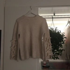  - Super mjuk tröja från Zara, använd fåtal gånger. Köpt på barnavdelningen (men det märks ju såklart inte av). Fina rosetter på sidan.