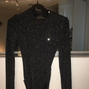  - Glittrig body, jättefin men för liten på mig. Storlek XS 