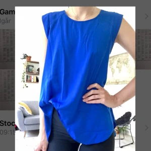  - Jättefin mörkblå blus Strl 38 men passar 36, kan skicka eller mötas upp i Stockholm! 