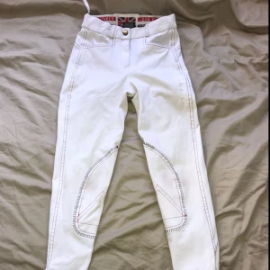  - Vita John Whitaker ridbyxor