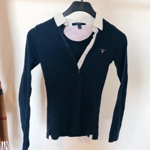  - Mörkblå pike från gant, sparsamt använd så fortfarande i fint skick. Säljer pga att den aldrig används. Hör gärna av dig med frågor!