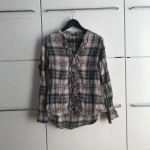  - Riktigt fin blus i fina färger😍