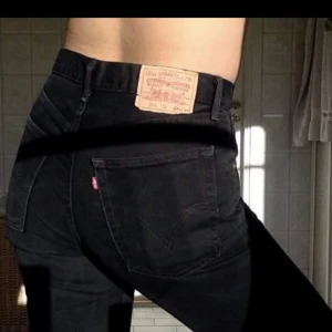  - Svarta Levi’s 521, köpta här på plick men passade tyvärr mig inte. Sitter ungefär som en Large. Köparen står för frakt!