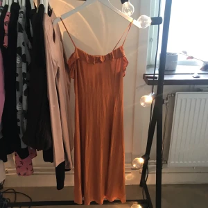  - Super fin klänning använt en gång behöver strykas. Frakt 55kr ❤️